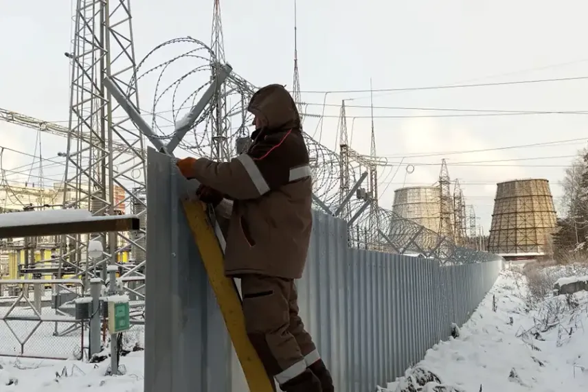 Монтаж колючей проволоки