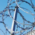 Спиральное заграждение Концертина крупным планом – армированная конструкция с лезвиями